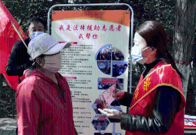 连续压爆多枚乌军地雷 俄扫雷坦克前线画面公开